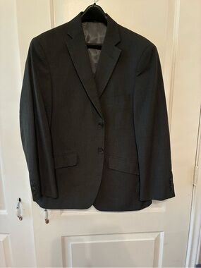 Haggar Men's Dark Charcoal Pinstripe Suit jacket and pants. Size 40S.